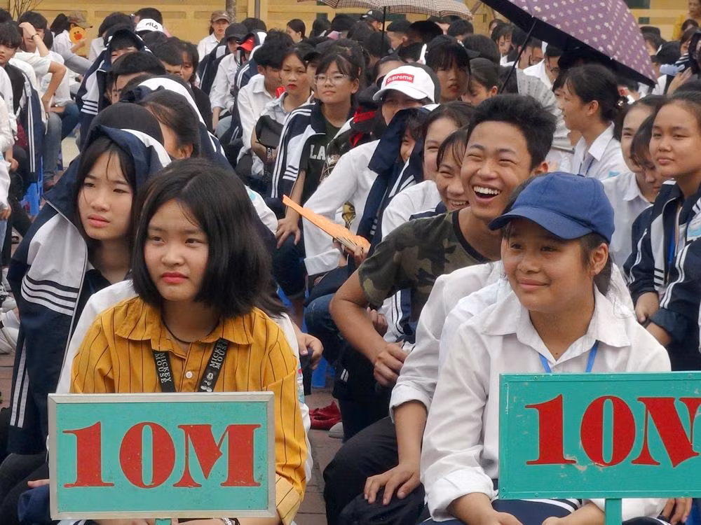 Các em học sinh Trường Trung học phổ thông Thanh Ba rất thích thú khi nghe Giáo sư Nguyễn Lân Dũng nói chuyện. Ảnh: Tùng Dương. Các em học sinh Trường Trung học phổ thông Thanh Ba rất thích thú khi nghe Giáo sư Nguyễn Lân Dũng nói chuyện. Ảnh: Tùng Dương.