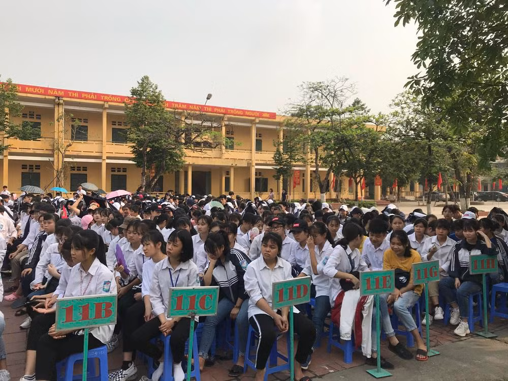 Tham dự buổi hội thảo, có gần 1.400 em học sinh Trường Trung học phổ thông Thanh Ba. Ảnh: Tùng Dương. Tham dự buổi hội thảo, có gần 1.400 em học sinh Trường Trung học phổ thông Thanh Ba. Ảnh: Tùng Dương.