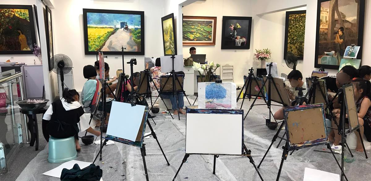 Phòng tranh Megan Gallery do cô giáo Lương Giang thành lập vừa như một sân chơi trải nghiệm, vừa như một “bảo tàng” hội họa thu nhỏ, đây cũng là nơi các em tự kỷ theo học vẽ. Ảnh: Tùng Dương.