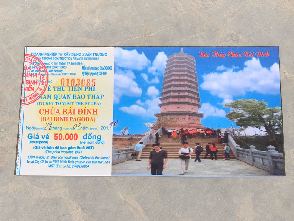 Vé lên bảo tháp của doanh nghiệp Xuân Trường nhưng lại đóng dấu có dòng chữ "Giáo hội phật giáo Việt Nam". Ảnh: Tùng Dương.