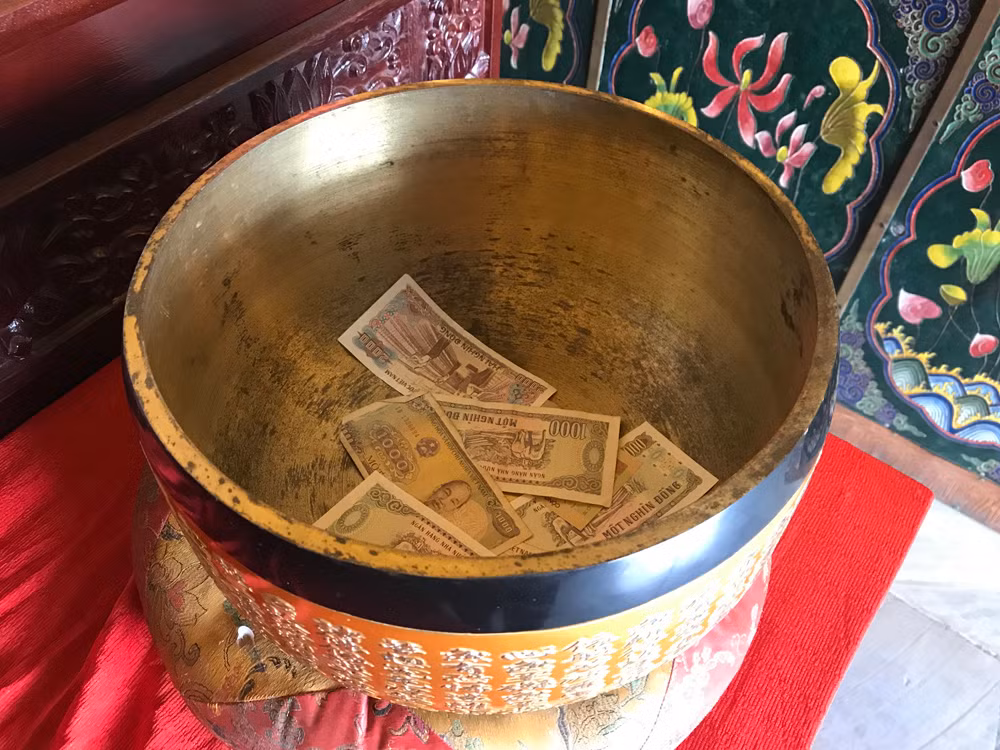 Có rất nhiều chiếc thố bằng đồng được đặt khắp nơi trong chùa Bái Đính mới. Ảnh: Tùng Dương.