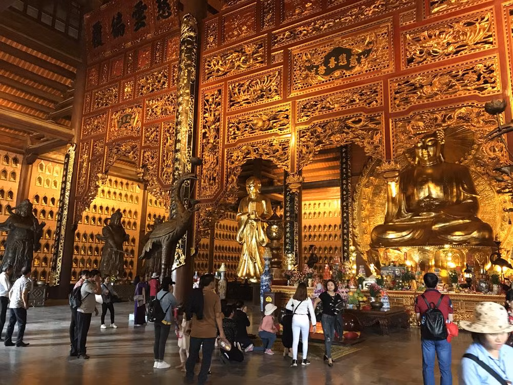 Chùa Bái Đính mới thu hút rất đông du khách thập phương. Ảnh: Tùng Dương.