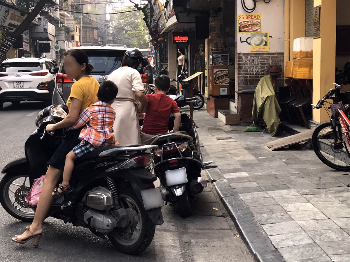 Phụ huynh đón con tại Trường Tiểu học Hồng Hà - phố Chả Cá, Hà Nội. Ảnh: Tùng Dương.