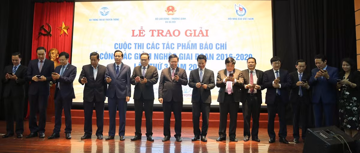 Tại buổi lễ, Phó Thủ tướng Vương Đình Huệ, Trưởng Ban Chỉ đạo các Chương trình mục tiêu quốc gia cùng các đồng chí lãnh đạo một số ban ngành Trung ương, phát động đợt nhắn tin "Cả nước chung tay vì người nghèo" qua Cổng thông tin điện tử nhân đạo quốc gia 1400 để hưởng ứng "Ngày Quốc tế chống đói nghèo" và cũng là "Ngày Vì người nghèo ở Việt Nam" 17/10. Ảnh: Tùng Dương.