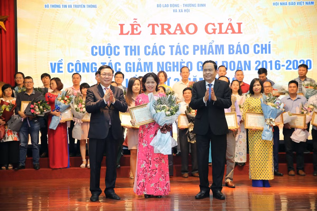 Phó Thủ tướng Vương Đình Huệ và đồng chí Trần Thanh Mẫn - Chủ tịch Ủy ban Trung ương Mặt trận tổ quốc Việt Nam trao bằng khen cho 1 giải tập thể dành cho báo Nhân dân có nhiều tác phẩm dự thi và có nhiều tác phẩm đạt giải. Ảnh: Tùng Dương.