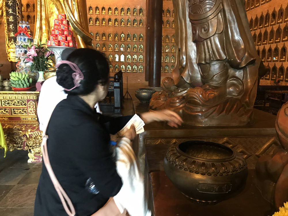 Đến chùa lễ phật là để tĩnh tâm, hướng thiện, nhưng đừng mong có một thế lực siêu nhiên nào hỗ trợ mà hãy nỗ lực bằng chính khả năng của chính mình. Ảnh: Tùng Dương.