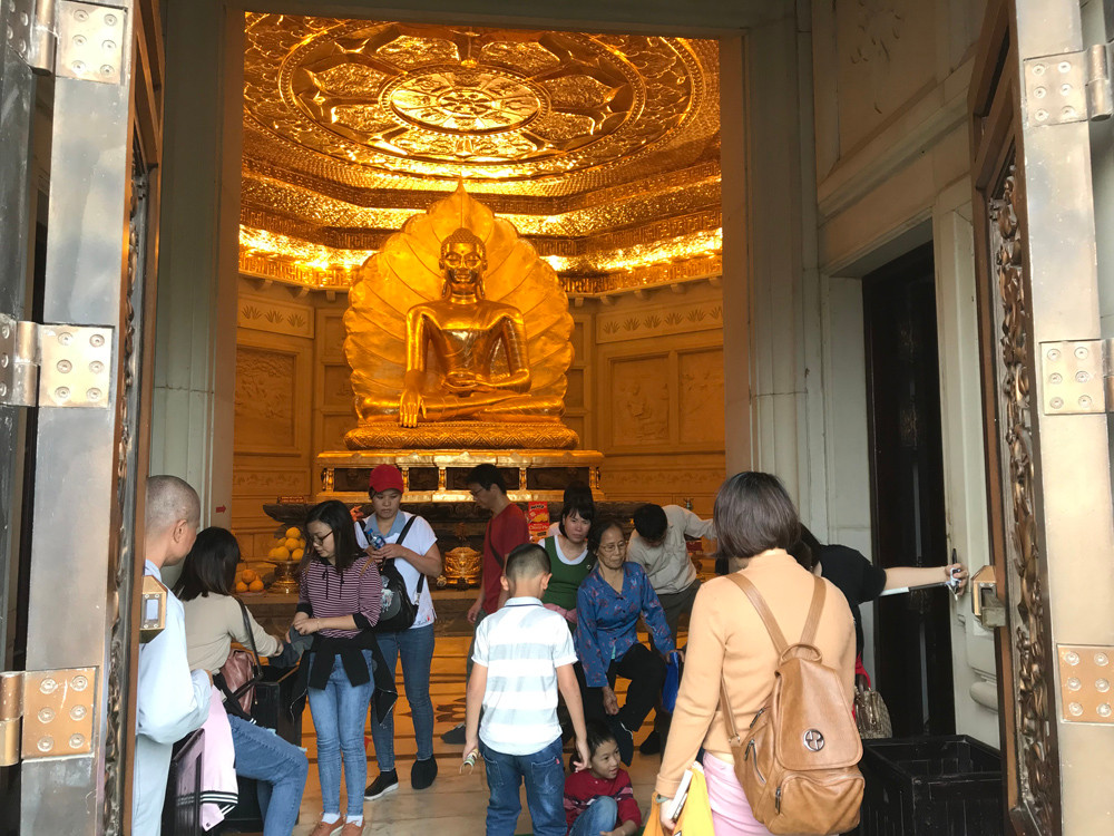 Nhiều người lầm tưởng cứ đến chùa to, tháp lớn thì cầu khấn sẽ linh thiêng. Ảnh: Tùng Dương.