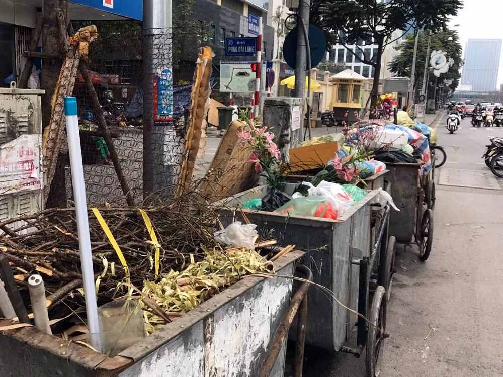 Xe rác tập kết không được che chắn gây mấy mĩ quan và vệ sinh môi trường. Ảnh chụp tại phố Láng Hạ. Ảnh: TD.