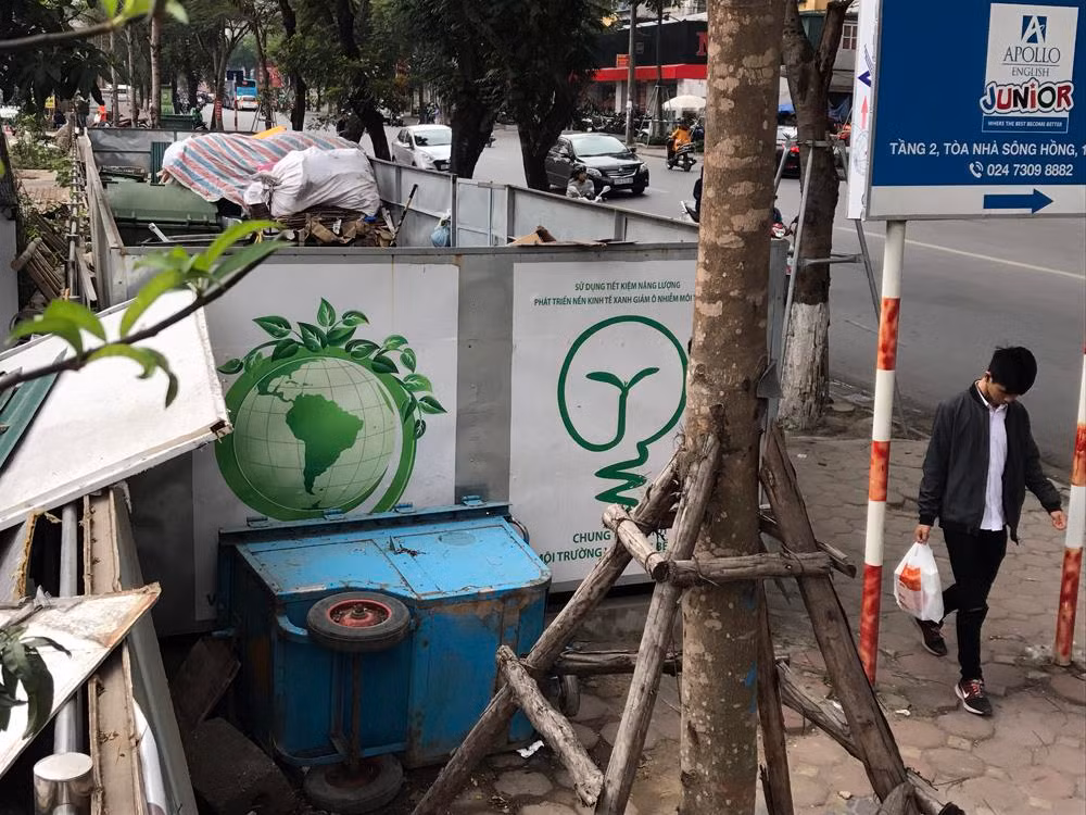 Những đoạn vỉa hè được quây tôn làm nơi tập kết xe rác trên phố Hà Nội. Ảnh chụp trên phố Thái Hà. Ảnh: TD.