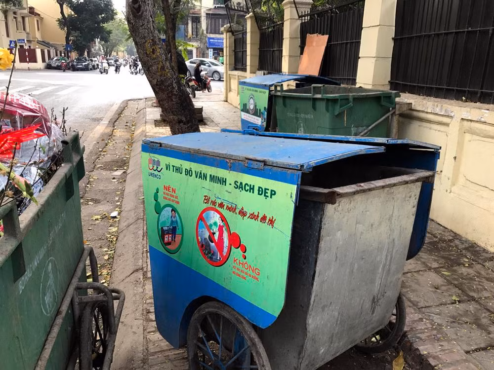 Xe gom rác của Urenco vứt ngổn ngang trên hè phố gây cản trở giao thông. Ảnh: TD.