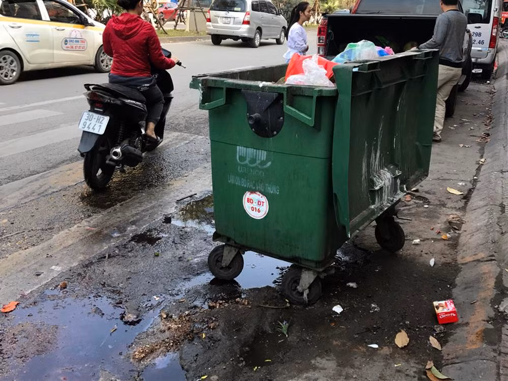 Nhiều thùng rác chảy nước hôi thối. Ảnh: TD.