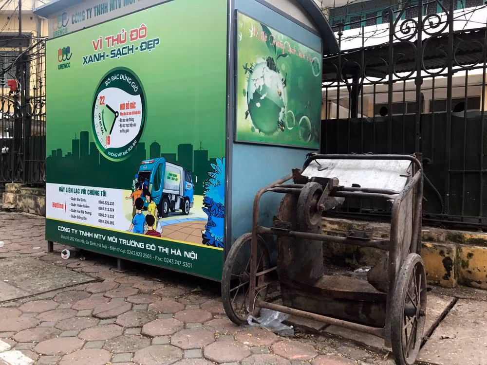 Nhiều xe rác cũ nát được để lâu ngày trên hề phố. Chiếc xe này đã để gần 1 năm trên phố Dã Tượng. Ảnh: TD.
