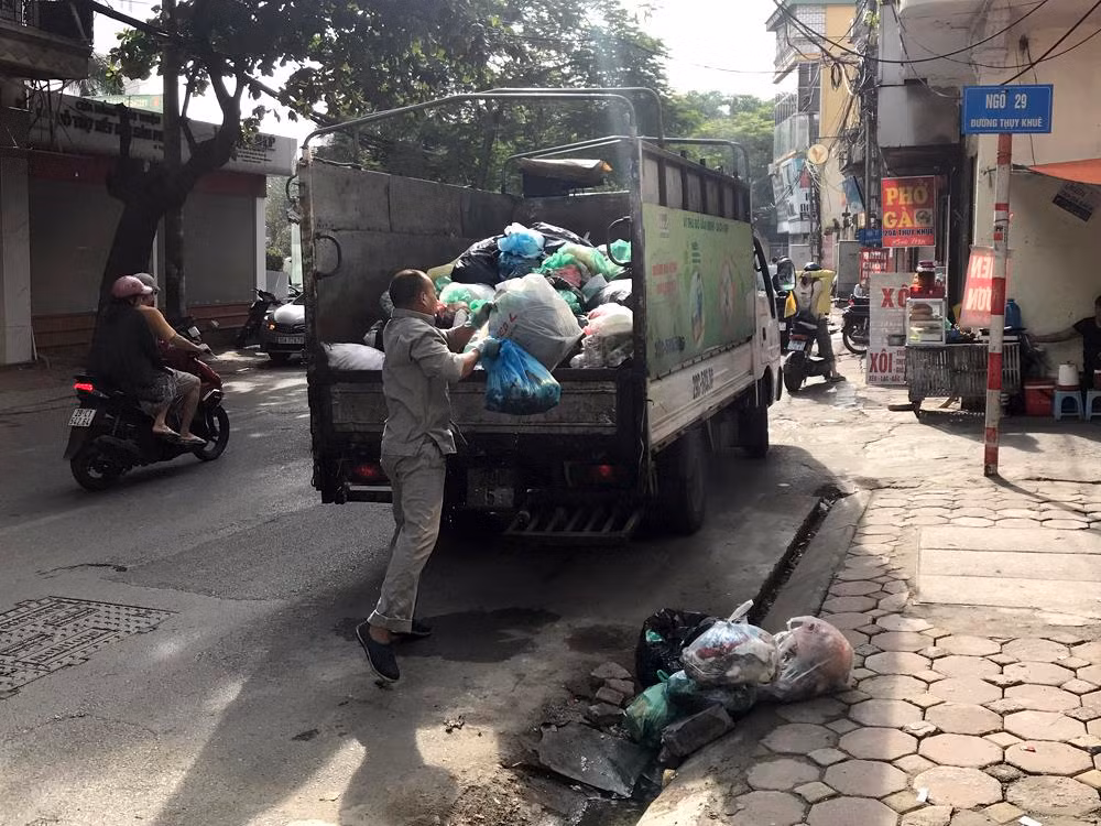 Nhiều đoạn phố dài không hề có thùng rác khiến cho người dân vứt rác ngay xuống lòng đường. Ảnh: TD.