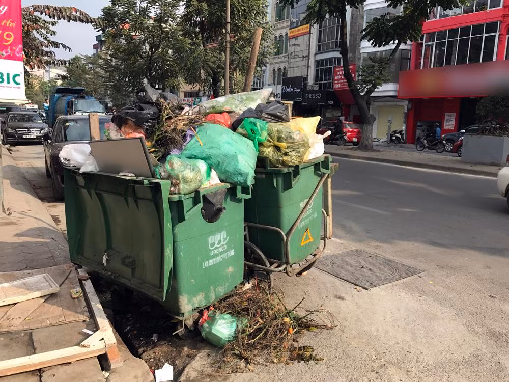 Thùng rác để thàng hàng hai ngay dưới lòng đường giao thông. Ảnh: TD.