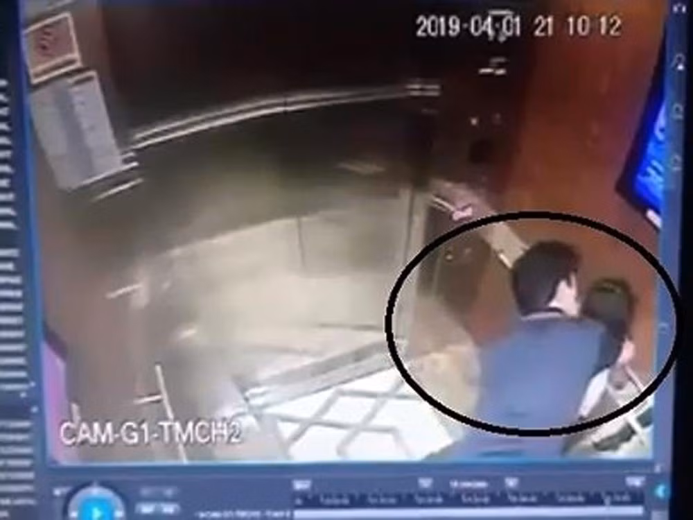 Hình ảnh gã đàn ông có hành động dâm ô bé gái trong thang máy ở tòa nhà Galaxy, quận 4, Thành phố Hồ Chí Minh. Ảnh: Cắt từ clip.