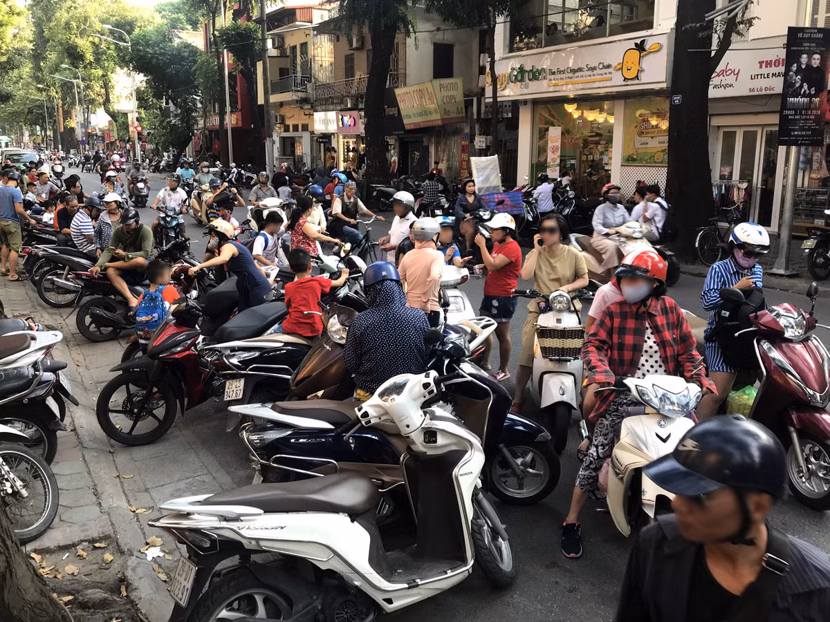 Phố Lò Đúc Hà Nội thường xuyên ùn tắc vào giờ đưa đón học sinh. Ảnh: Tùng Dương.