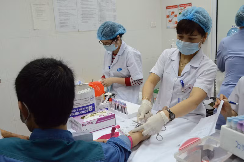 Đến nay bệnh sốt xuất huyết chưa có thuốc điều trị đặc hiệu và chưa có vác xin phòng bệnh. Ảnh: TTXVN.