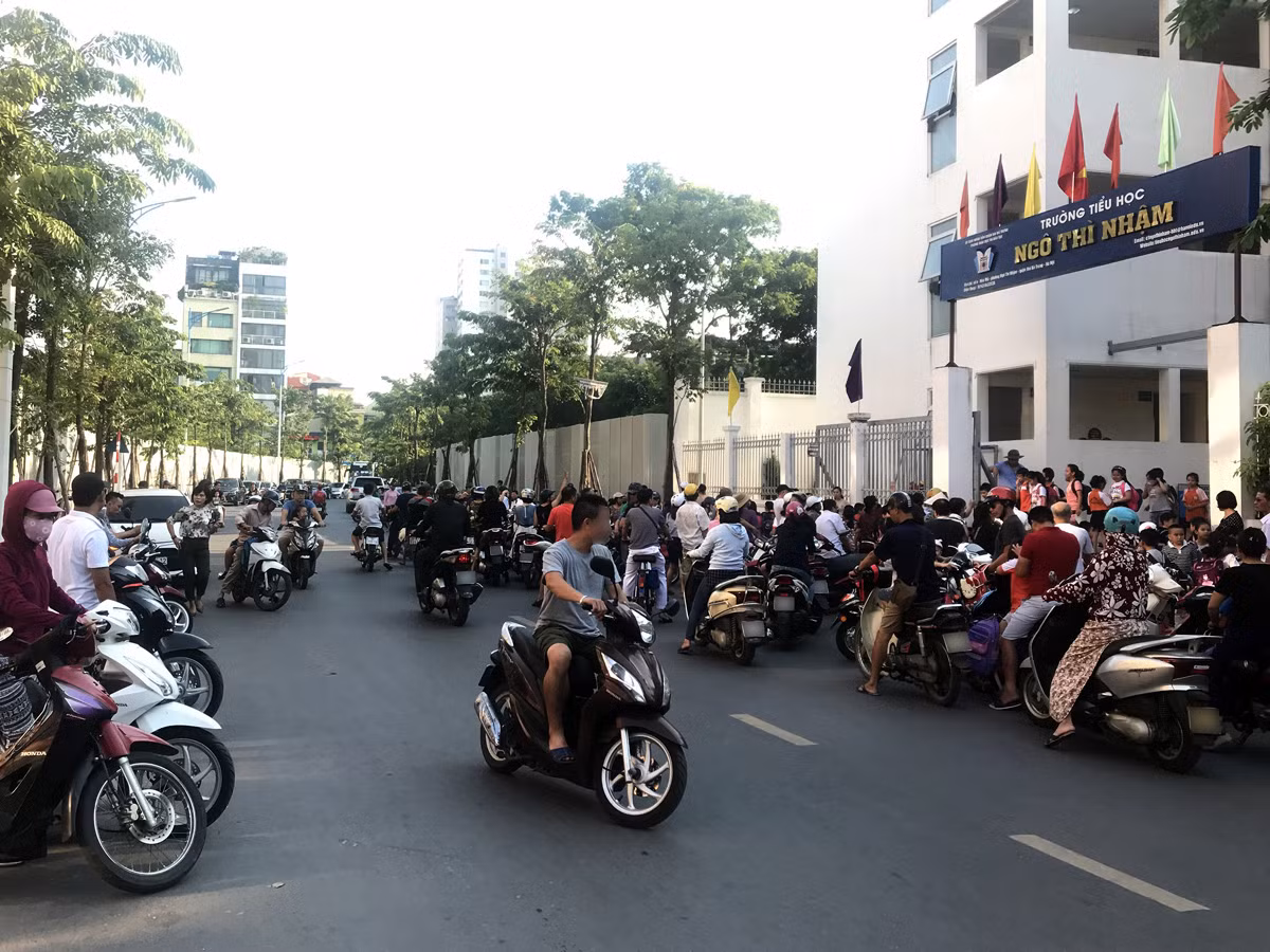 Đỗ xe chiếm hết lòng đường gây cản trở giao thông. Ảnh: Tùng Dương.