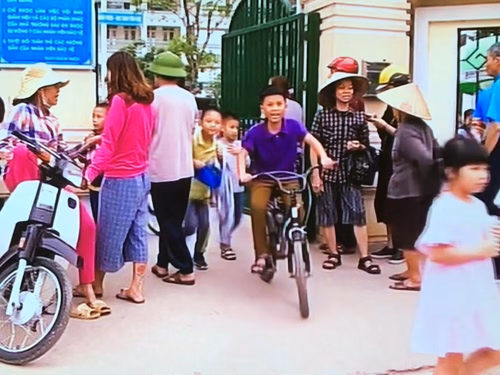 Trưa ngày 5/4, đã có rất nhiều phụ huynh của Trường Tiểu học Chu Văn An (Hoàng Liệt, Hoàng Mai, Hà Nội), đến đón con về nhà, không cho ăn trưa tại trường. Ảnh: vtv.