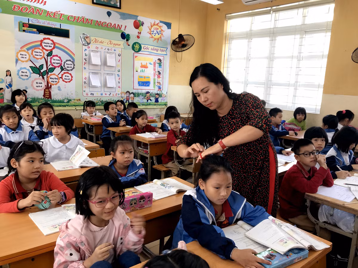 Cô giáo Nguyễn Thị Bích Diệp luôn quan tâm đến học sinh từ những việc nhỏ nhất. Ảnh: Tùng Dương.
