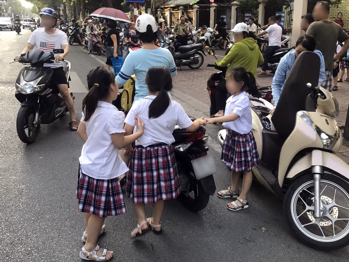 Đỗ xe ngay dưới lòng đường để đón học sinh tại Trường tiểu học Phan Chu Trinh, phố Nguyễn Thái Học, Hà Nội. Ảnh: Tùng Dương.