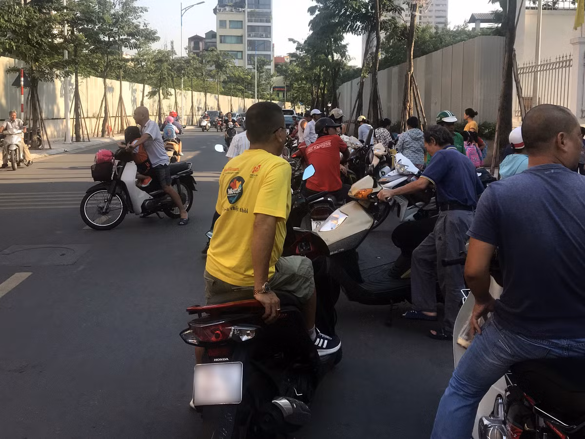 Đỗ xe ngay dưới lòng đường là cảnh thường thấy tại Trường tiểu học Ngô Thì Nhậm. Ảnh: Tùng Dương.