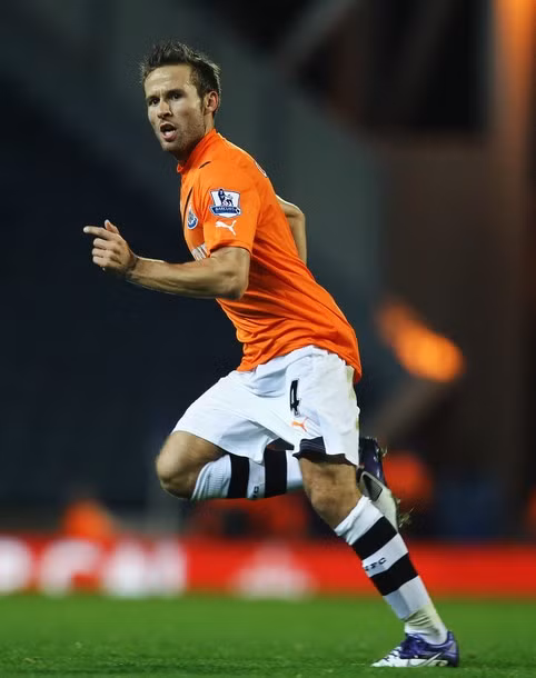 Sau mùa giải đáng nhớ với Lille, Cabaye đã chuyển tới Newcastle.