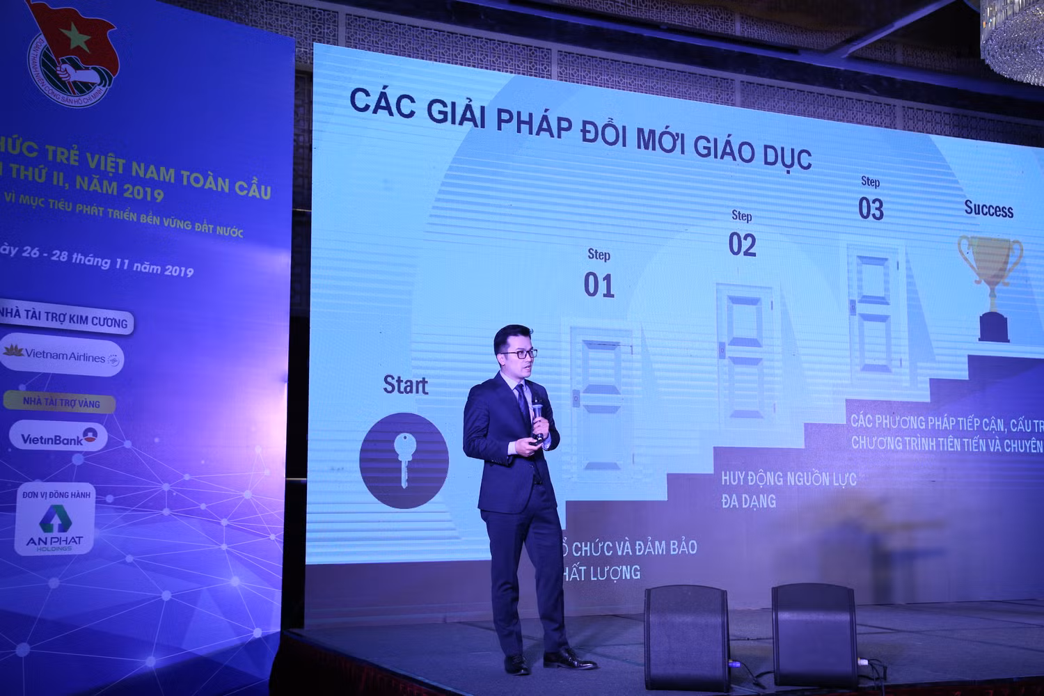 Thầy Trần Xuân Bách trình bày tại Diễn đàn trí thức trẻ Việt Nam toàn cầu năm 2019. Ảnh: Vietnam+