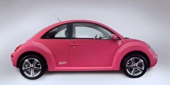 Volkswagen Beetle barbie, toàn thân xe được sơn màu hồng làm logo Barbie màu trắng càng thêm nổi bật.