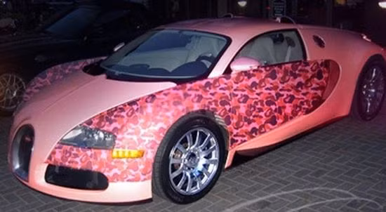 Bugatti Veyron màu hồng nổi bật với những chi tiết sang trọng, được thiết kế bởi bàn tay của hãng Bathing Ape đến từ Nhật Bản. Veyron lấy màu hồng là màu chủ đạo điểm thêm vài chi tiết màu tía.