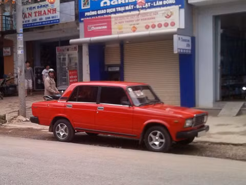 Sản xuất tại Liên Xô trước đây, tại Việt Nam, 2107 từng được sử dụng đưa đón quan chức, cán bộ cấp cao. Đã 40 năm trôi qua, Lada còn sót lại sự uy nghi cuối cùng của mẫu xe Liên Xô, có nguồn gốc từ Italy. Lada dừng sản xuất những mẫu xe kiểu cũ như 2107, với 16,8 triệu xe xuất xưởng.