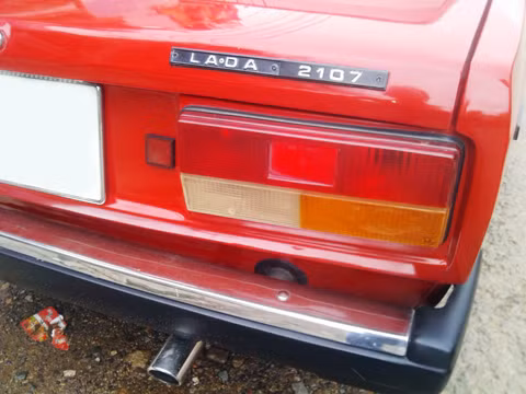 Phiên bản cao cấp của dòng Riva này là chiếc Lada 2107 với cản trước và sau được ốp thanh mạ crôm sáng bóng,
