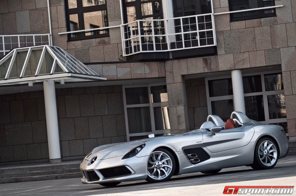Stirling Moss còn mang lại cảm giác phấn khích cho các tín đồ tốc độ bởi nó được thiết kế không mui, không cửa sổ bên và không kính chắn gió.