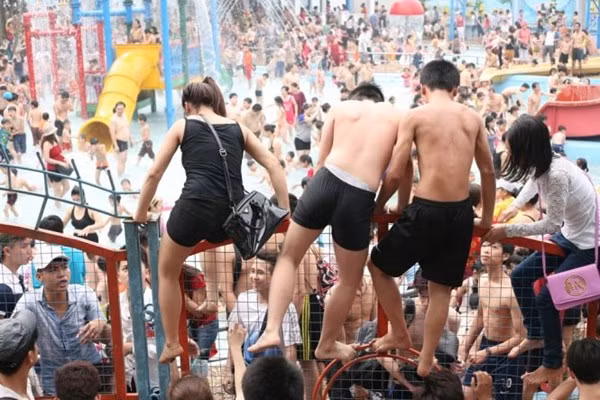 Nhốn nháo trèo rào vào công viên nước để tắm miễn phí (Ảnh: vov.vn) Nhốn nháo trèo rào vào công viên nước để tắm miễn phí (Ảnh: vov.vn)