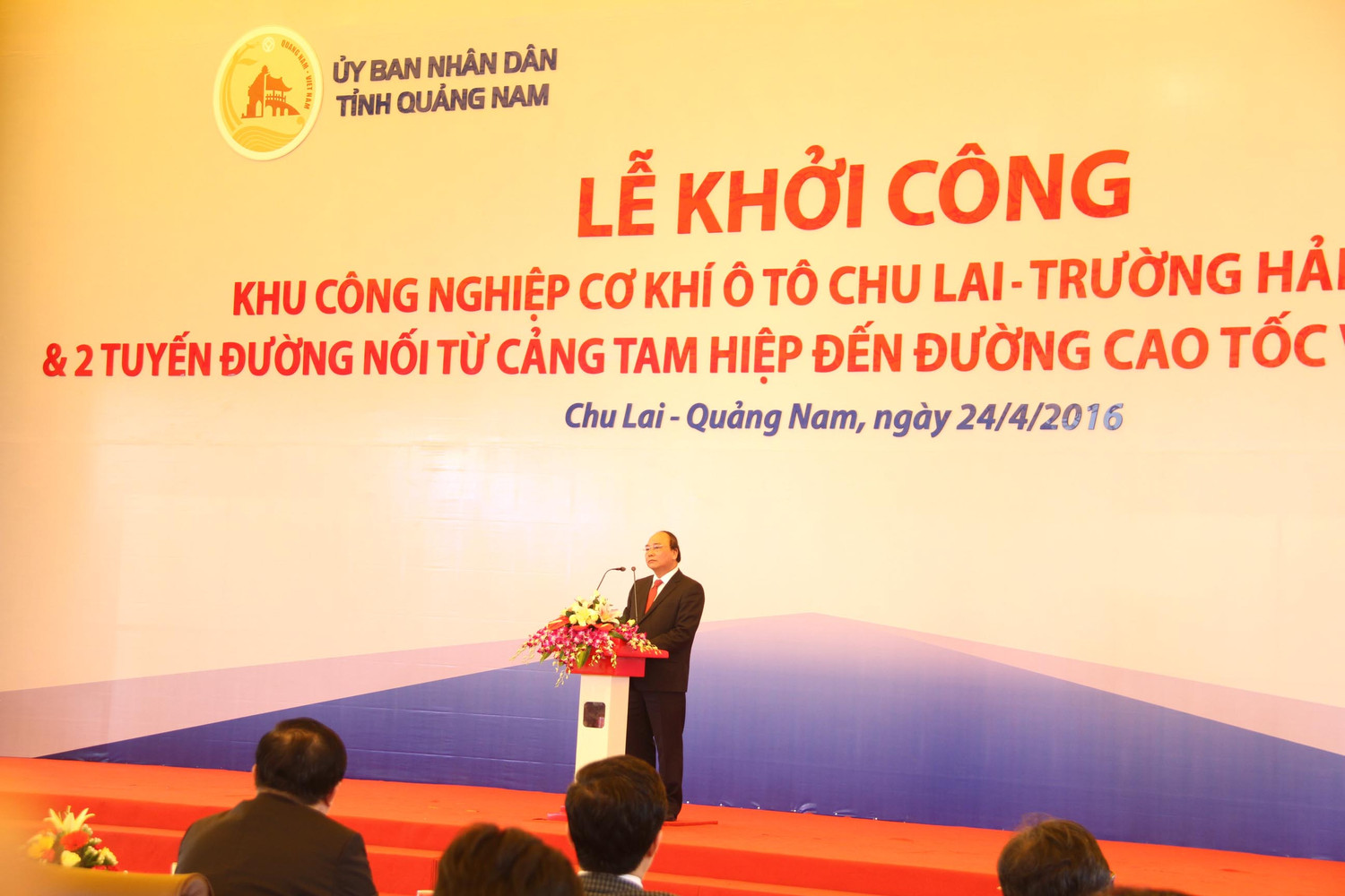 Thủ tướng Nguyễn Xuân Phúc phát biểu tại lễ khởi công Khu công nghiệp cơ khí ôtô Chu Lai – Trường Hải mở rộng và 2 tuyến đường nối từ cảng Tam Hiệp đến đường cao tốc và khu công nghiệp. Ảnh: Hoàng Tuấn Thủ tướng Nguyễn Xuân Phúc phát biểu tại lễ khởi công Khu công nghiệp cơ khí ôtô Chu Lai – Trường Hải mở rộng và 2 tuyến đường nối từ cảng Tam Hiệp đến đường cao tốc và khu công nghiệp. Ảnh: Hoàng Tuấn