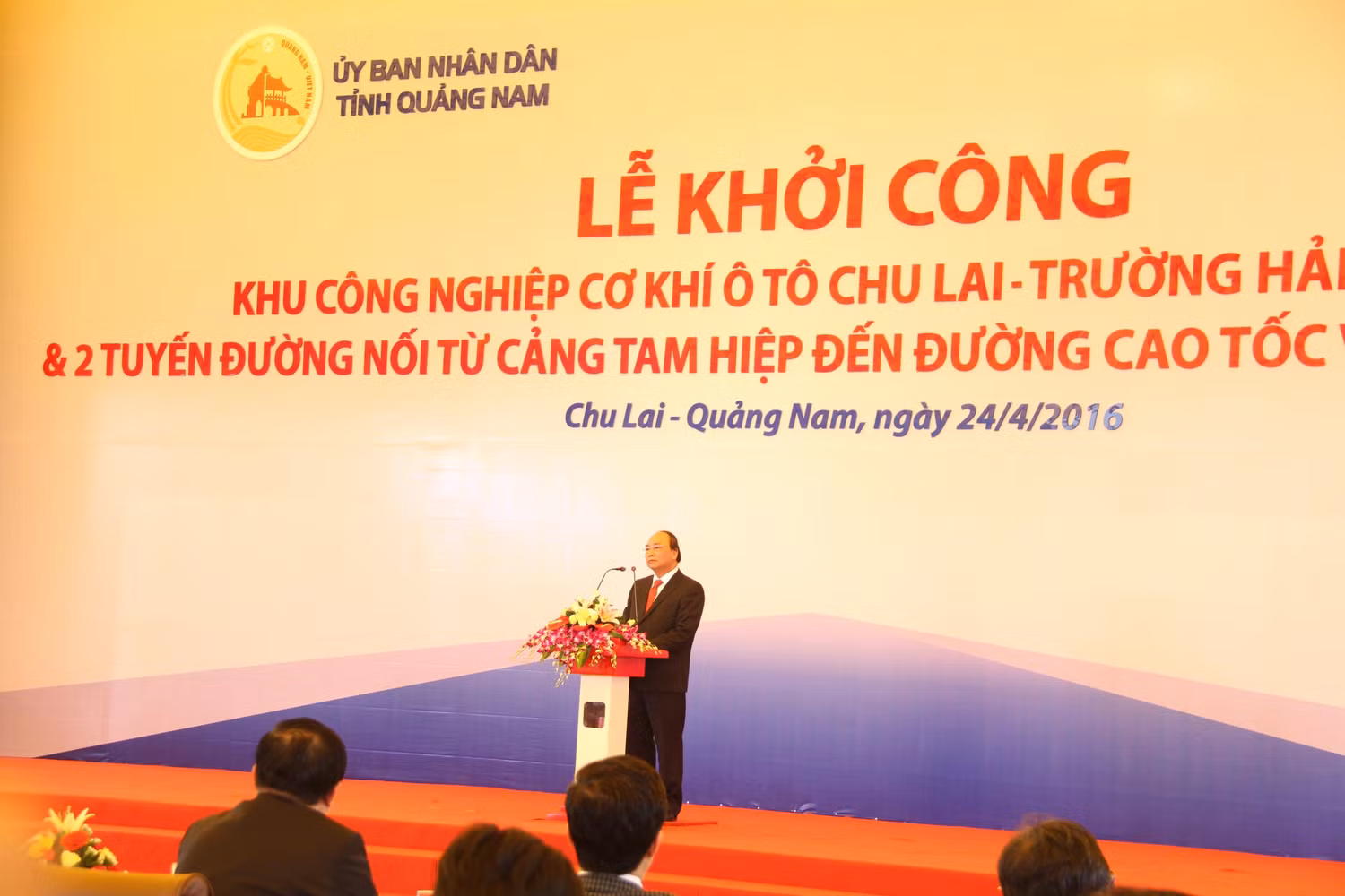 Thủ tướng Nguyễn Xuân Phúc phát biểu tại lễ khởi công Khu công nghiệp cơ khí ôtô Chu Lai – Trường Hải mở rộng và 2 tuyến đường nối từ cảng Tam Hiệp đến đường cao tốc và khu công nghiệp. Ảnh: Hoàng Tuấn
