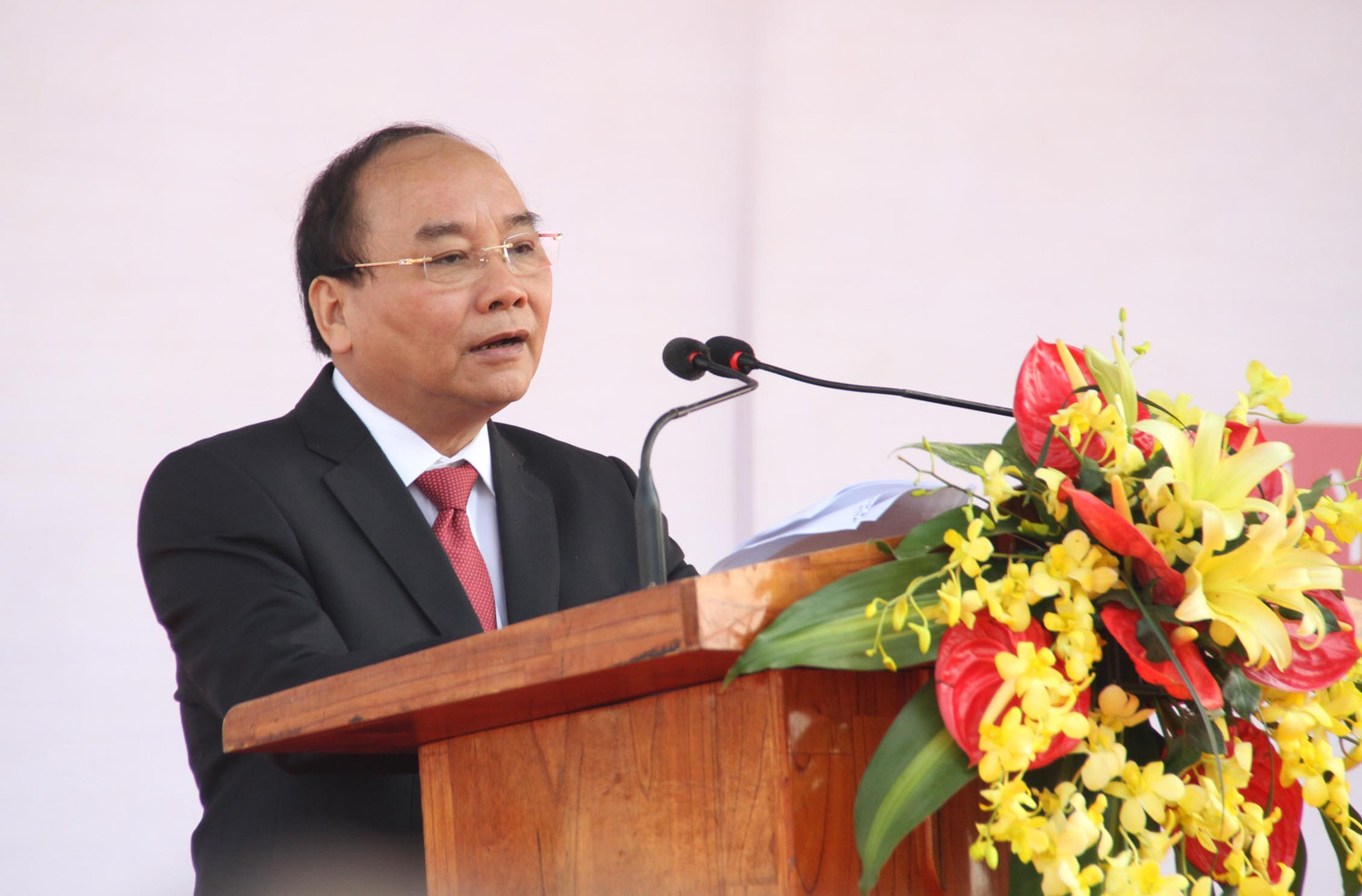 Thủ tướng Nguyễn Xuân Phúc phát biểu tại lễ khởi công dự án khu nghỉ dưỡng Nam Hội An. Ảnh: Hoàng Tuấn Thủ tướng Nguyễn Xuân Phúc phát biểu tại lễ khởi công dự án khu nghỉ dưỡng Nam Hội An. Ảnh: Hoàng Tuấn