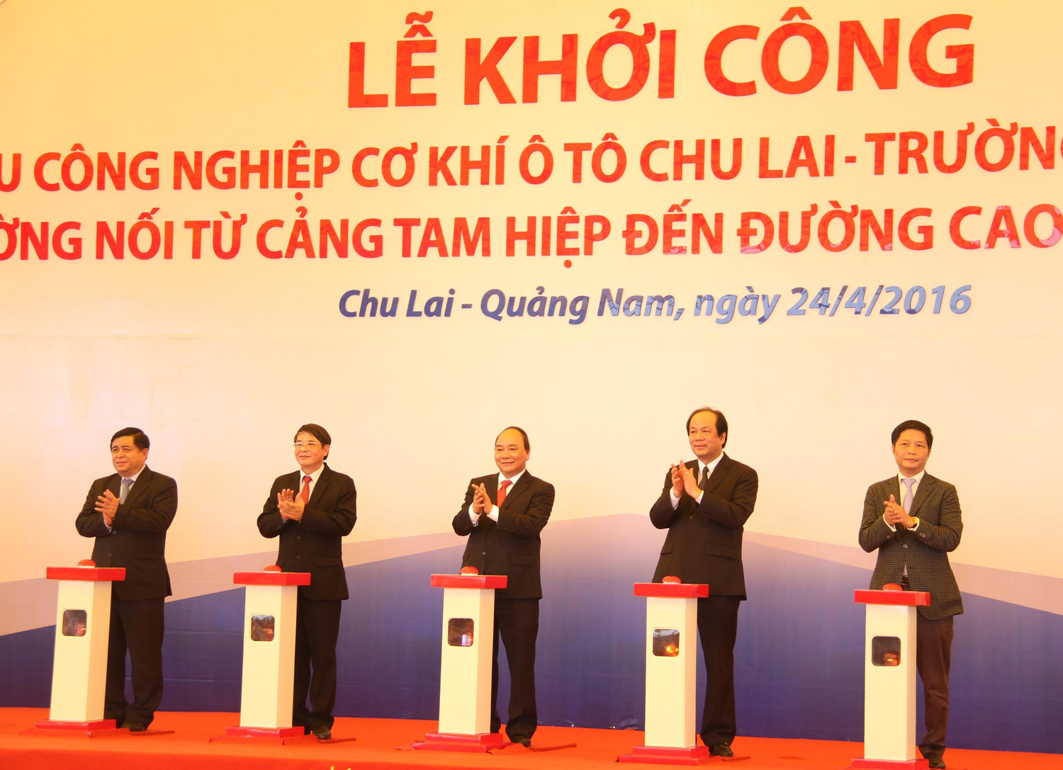 Thủ tướng Nguyễn Xuân Phúc cùng các đại biểu tại lễ khởi công Khu công nghiệp cơ khí ôtô Chu Lai – Trường Hải mở rộng và 2 tuyến đường nối từ cảng Tam Hiệp đến đường cao tốc và khu công nghiệp. Ảnh: Hoàng Tuấn Thủ tướng Nguyễn Xuân Phúc cùng các đại biểu tại lễ khởi công Khu công nghiệp cơ khí ôtô Chu Lai – Trường Hải mở rộng và 2 tuyến đường nối từ cảng Tam Hiệp đến đường cao tốc và khu công nghiệp. Ảnh: Hoàng Tuấn