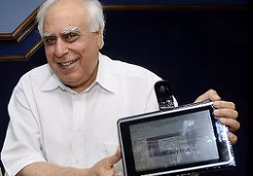 Bộ trưởng Kapil Sibal giới thiệu nguyên mẫu máy tính bảng 35 USD Bộ trưởng Kapil Sibal giới thiệu nguyên mẫu máy tính bảng 35 USD