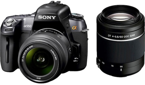 Ống Zoom cơ bản: Một ống zoom cơ bản là những ống được tạo ra cho nhiều điều kiện chụp hằng ngày khác nhau, từ góc rộng cho đến tele. Những ống phổ biến trong tầm này có thể kể đến 18-55mm F3.5-5.6 vốn thường được dùng cho các máy cơ bản như là ống kính “kit” đi kèm. Ngoài ra, một số nhà sản xuất cũng đưa ra các bản nâng cấp cho dải tiêu cự này, làm cho chúng cao cấp hơn nhiều với các lớp phủ đặc biệt và khẩu độ lớn như F2.8.