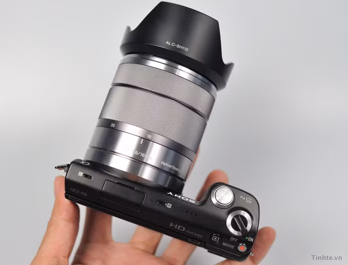 Đỉnh NEX-5N có loa, micro stereo, nút nguồn, nút chụp hình, quay phim, play