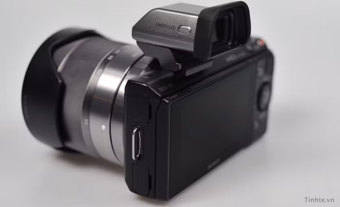 EVF linh hoạt, có thể thay đổi tư thế cho dễ chụp nhất