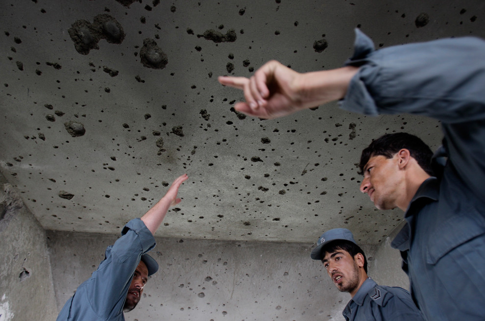 Cảnh sát Afghanistan khám xét ngôi nhà mà phiến quân Taliban đã chiếm đóng trong cuộc đụng độ kéo dài 20 tiếng đồng hồ ở trung tâm Kabul. Phiến quân với vũ khí là súng phóng lựu và áo tự sát đã tấn công vào sứ quán Mỹ và trụ sở của NATO. Cuộc đụng độ kết thúc với loạt súng máy từ máy bay trực thăng, trong khi cảnh sát Afghanistan truy quét và tiêu diệt một vài tên còn lại. Ít nhất 16 người thiệt mạng, trong đó có 9 tên phiến quân.