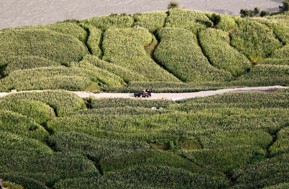 Một xe tải chở người dân gần tiền đồn Bari Alai, Kunar.
