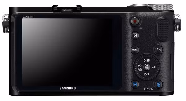 NX200 có thể chụp liên tiếp 7 khung ảnh trong một giây khi bật chế độ Advanced AF, quay phim Full HD 1080 ở tốc độ 30fps và thu âm thanh stereo.