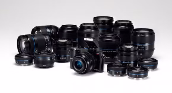 NX200 sẽ có giá 900 USD cho thân máy kèm ống kit 18mm-55mm và được bán ra vào tháng 10.