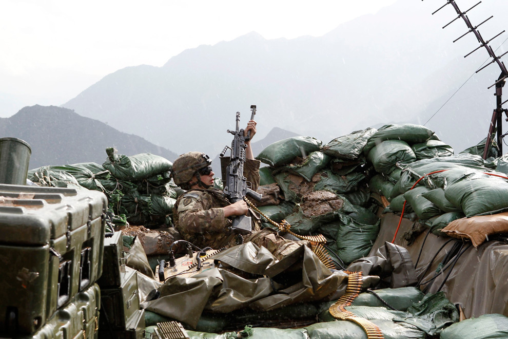 Một binh sĩ Mỹ đang bắn yểm trợ trong cuộc đấu súng với phiến quân Taliban ở tiền đồn Bari Alai, quận Ghaziabad, tỉnh Kunar, 15/09/2011.