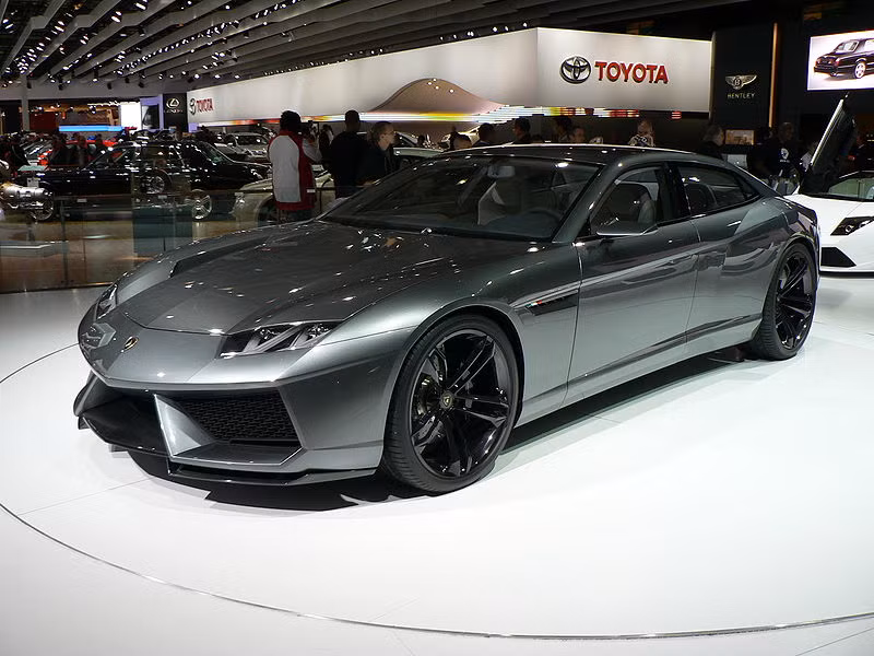 7. Lamborghini Estoque Estoque là một cái tên đặc biệt trong danh sách các mẫu xe đáng chú ý của thương hiệu Lamborghini. Được giới thiệu tại triển lãm ô tô Paris 2008 với tư cách là một bản mẫu, Estoque là siêu xe Lamborghini đầu tiên thuộc dòng sedan 4 cửa (những mẫu xe trước đây của hãng đều là 2 cửa, 2 chỗ ngồi). Ngay từ giây phút giới thiệu, giới mê xe đã bị ấn tượng mạnh bởi kiểu dáng sang trọng nhưng vẫn giữ nguyên phong cách hầm hố, mạnh mẽ của Lamborghini. Trong khi khách hàng đang háo hức chờ đợi ngày bán ra chính thức thì đùng một cái, Lamborghini tuyên bố hủy kế hoạch sản xuất Estoque vào tháng 3/2009. Điều này khiến cho những đối thủ như Porsche rất vui mừng, vì với tầm giá trên 200.000 USD, nếu được sản xuất, Estoque sẽ là đối thủ đáng gờm của Porsche Panamera. Vào thời điểm đó, chủ tịch kiêm CEO của Lamborghini là Stephan Winkelmann đã khẳng định hãng có nhiều cơ hội với những dòng xe khác ngoài siêu xe, song Lamborghini không có ý định đưa bản mẫu Estoque vào sản xuất. Tuy nhiên, những người yêu thích mẫu xe này cũng có lý do để hi vọng, khi thời gian gần đây có nhiều tin đồn cho biết có thể Lamborghini sẽ cân nhắc lại quyết định sử dụng mẫu xe Estoque.