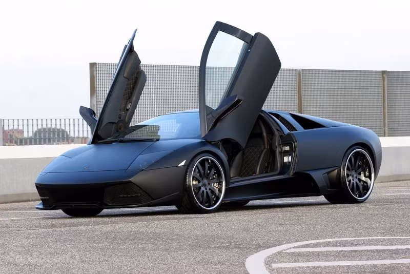4. Lamborghini Murciélago (2001- 2010) Kế thừa thành công của 2 bậc tiền bối là Countach và Diablo, Murciélago ra mắt lần đầu tiên vào năm 2001 với tư cách là mẫu siêu xe 2 chỗ ngồi cao cấp nhất của Lamborghini. Đây cũng là dòng xe đầu tiên xuất xưởng dưới thời ông chủ Đức Audi. Murciélago là tên chú bò tót đã sống sót sau 28 nhát kiếm trong một trận đấu bò ở Tây Ban Nha vào năm 1879. Có lẽ vì sở hữu cái tên "oanh liệt" như vậy mà dòng Murciélago đã thành công rực rỡ trong suốt 9 năm tồn tại, với tổng số lượng xe xuất xưởng lên đến 4.099 chiếc. Tương tự như Diablo, Murciélago cũng có 2 thế hệ, với thế hệ đầu từ năm 2001 đến 2006. Trong khoảng thời gian này, mẫu xe chủ yếu được gọi với cái tên đơn thuần là Murciélago. Xe sử dụng động cơ V12 6,2 lít, 580 mã lực, tăng tốc từ 0 lên 100 km/h trong 3,8 giây.