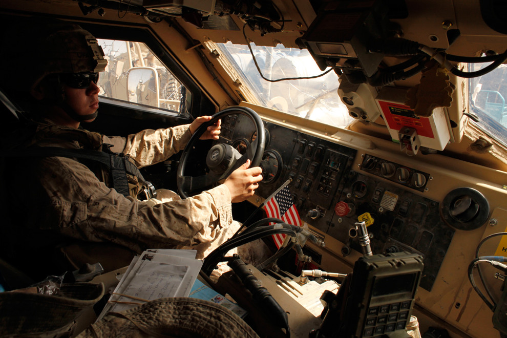 Lái xe Lance Cpl. Ryan Ing, đến từ Halewa, Hawaii, lái chiếc xe của anh trong lúc đoàn xe di chuyển qua Sangin, tỉnh Helmand, Nam Afghanistan.